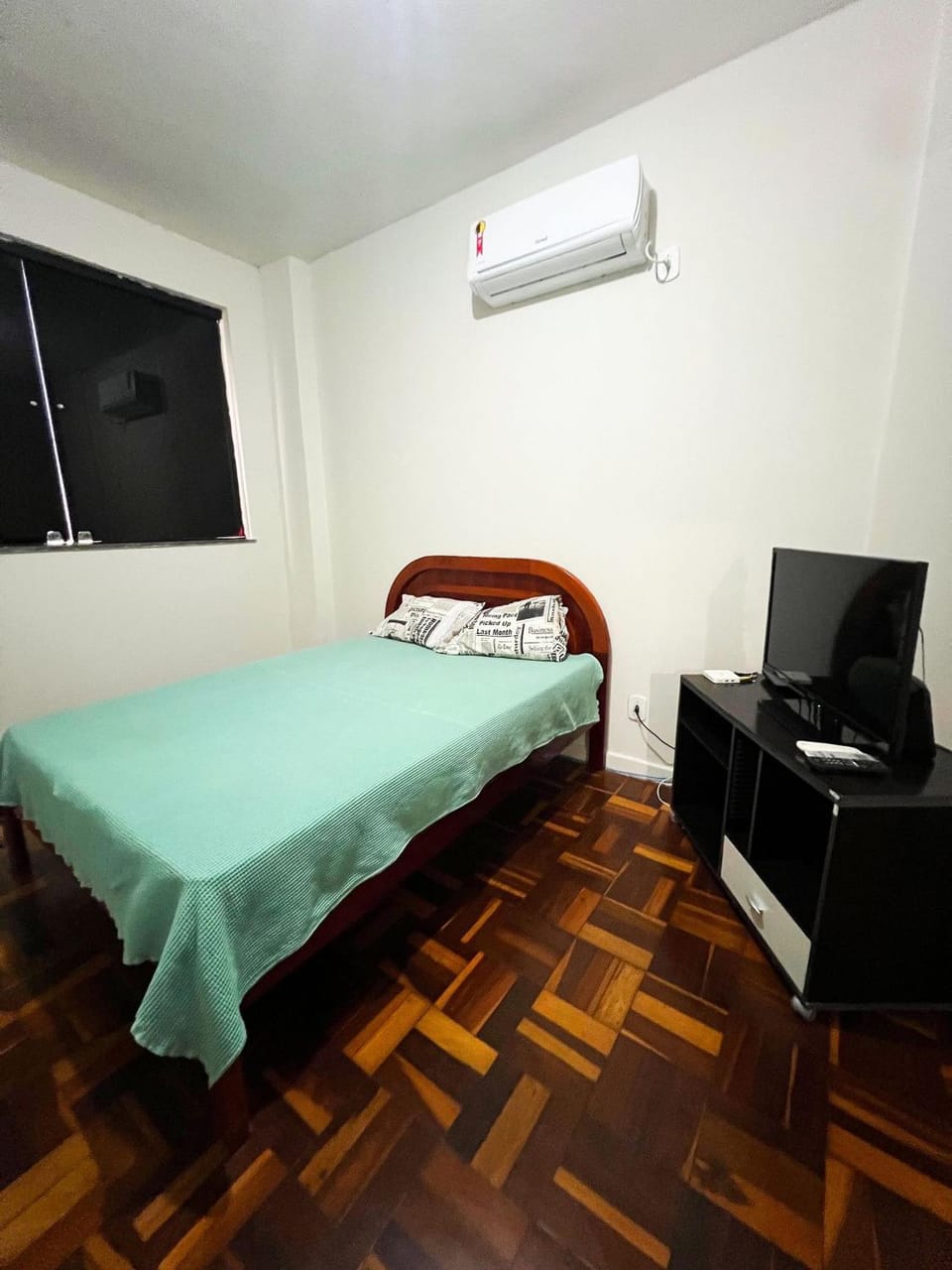Bed, TV and multimedia, Photo of the whole room, air conditioner
