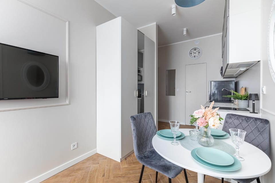 TV and multimedia, Kitchen or kitchenette, Living room, Seating area, Dining area