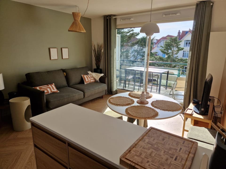 View (from property/room), Balcony/Terrace, Living room, Dining area