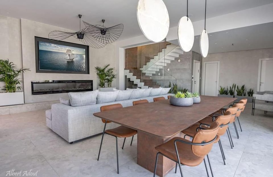 TV and multimedia, Kitchen or kitchenette, Living room, Seating area, Dining area, fireplace