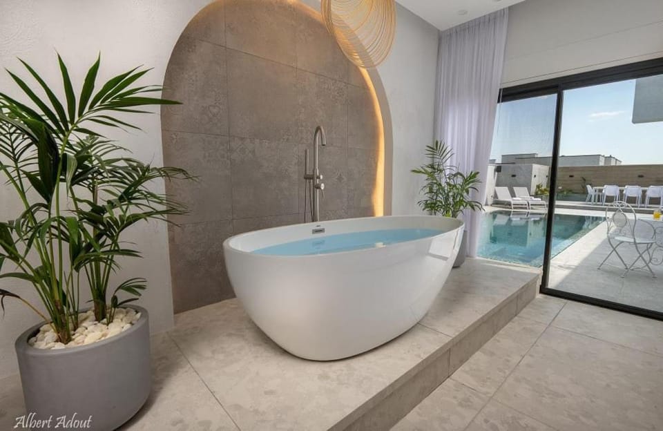Natural landscape, Hot Tub, Pool view, Swimming pool, Bath