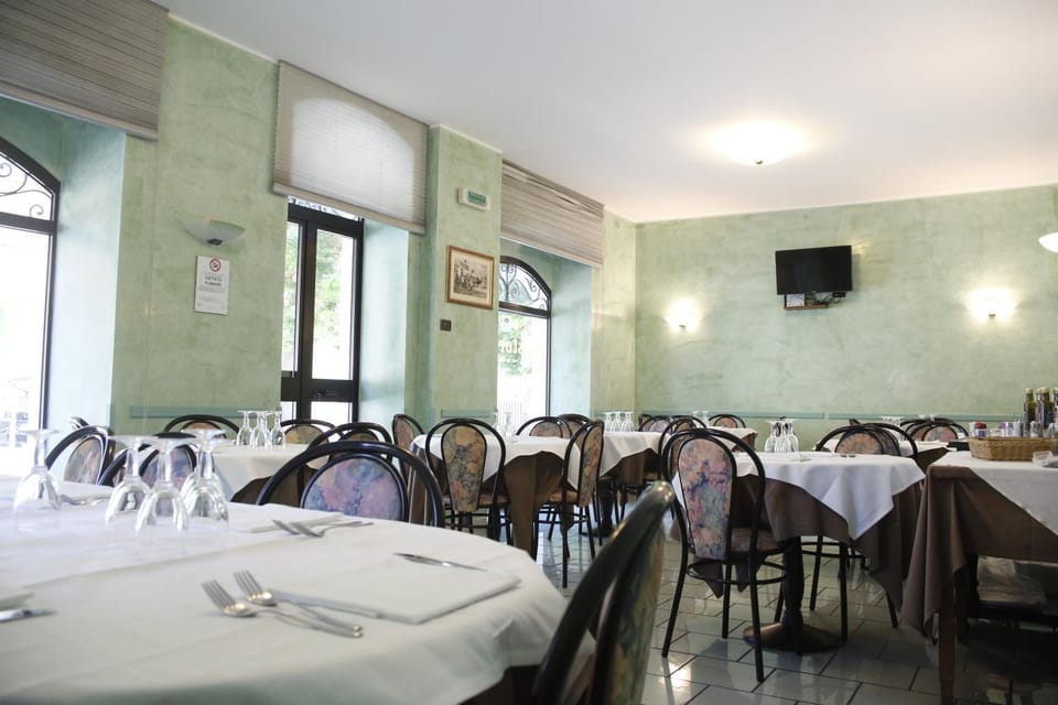 Restaurant/places to eat, Communal lounge/ TV room, Lounge or bar