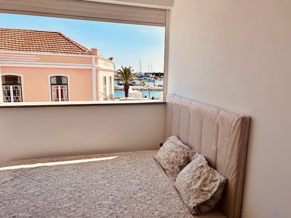 Bed, Neighbourhood, Bedroom