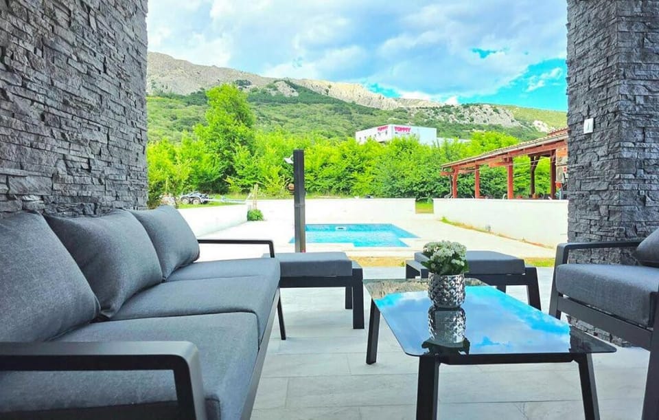Day, Natural landscape, Seating area, Mountain view, Pool view, Swimming pool, sunbed