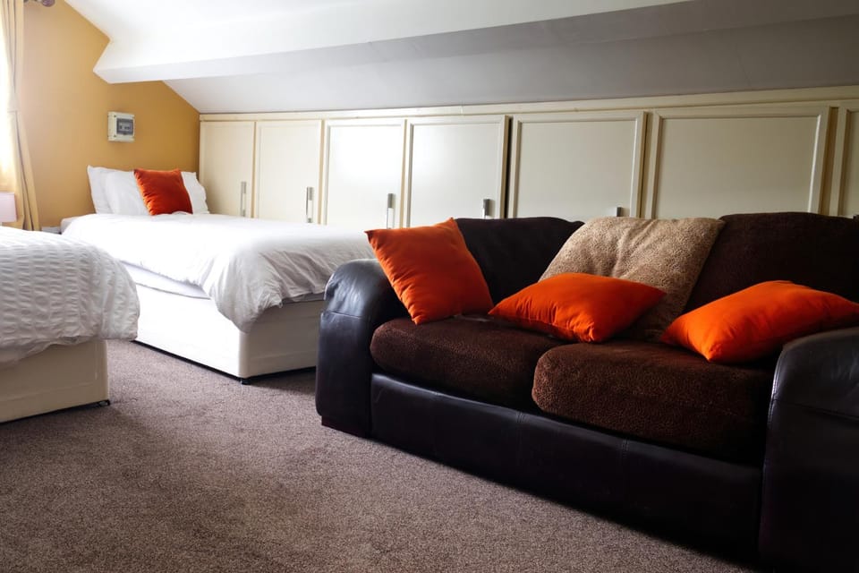 Beautiful 5Bedroom House - Contractors and Family near the Molineux stadium Vacation rental in Wolverhampton