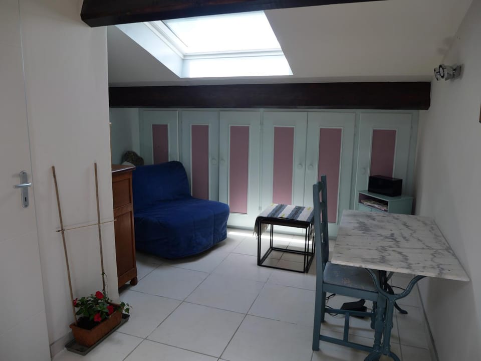 Cantegrel, chambres d'hôtes et sanitaires à l'étage chez l'habitant, 2 jours minimum Vacation rental in Provence-Alpes-Côte d'Azur