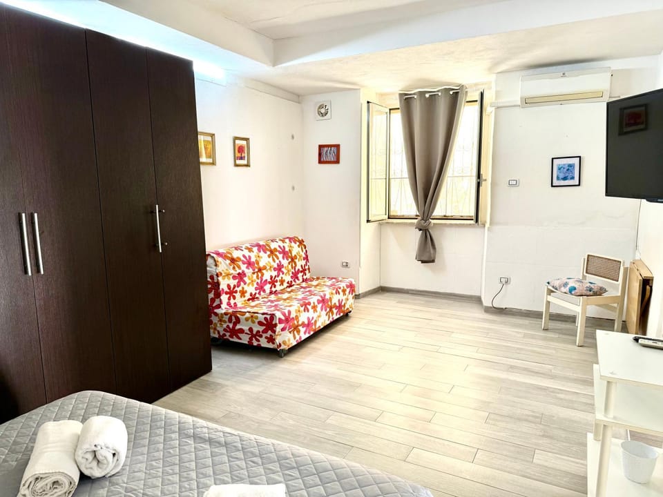 Bed, TV and multimedia, Living room, Photo of the whole room, Evening entertainment, Bedroom, towels