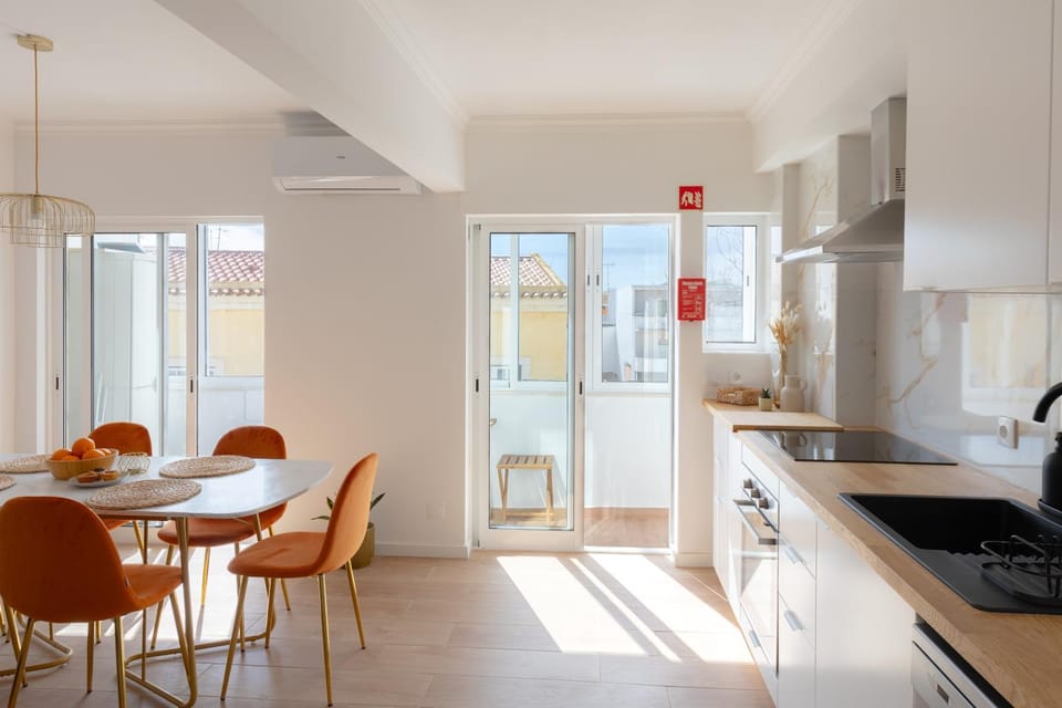 Kitchen or kitchenette, Living room, Seating area, Dining area, oven, stove