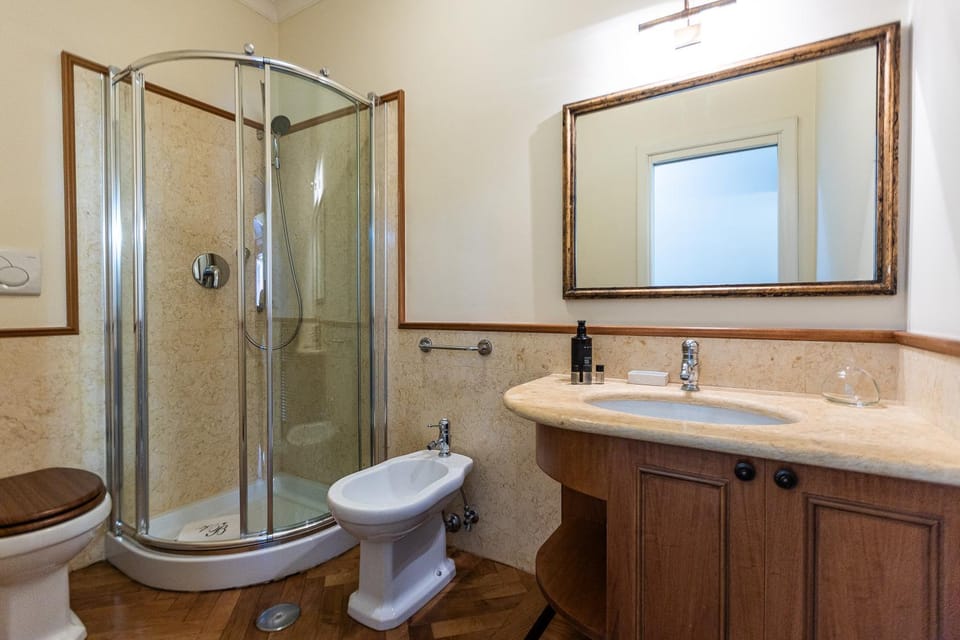 Shower, Toilet