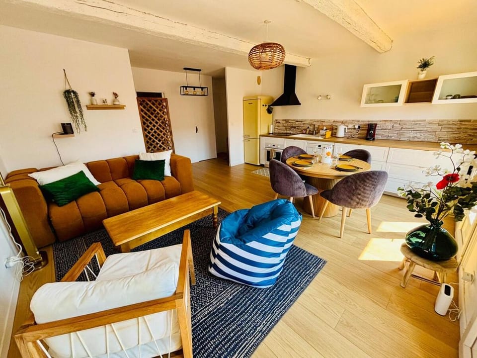 Kitchen or kitchenette, Living room, Seating area, Dining area