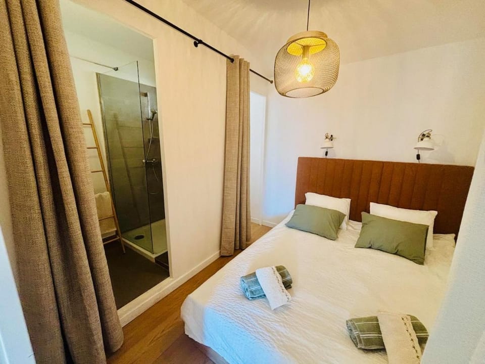 Shower, Bed, Photo of the whole room, Bedroom, towels