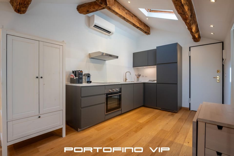 Coffee/tea facilities, Kitchen or kitchenette, dishwasher, oven, stove, wardrobe, air conditioner