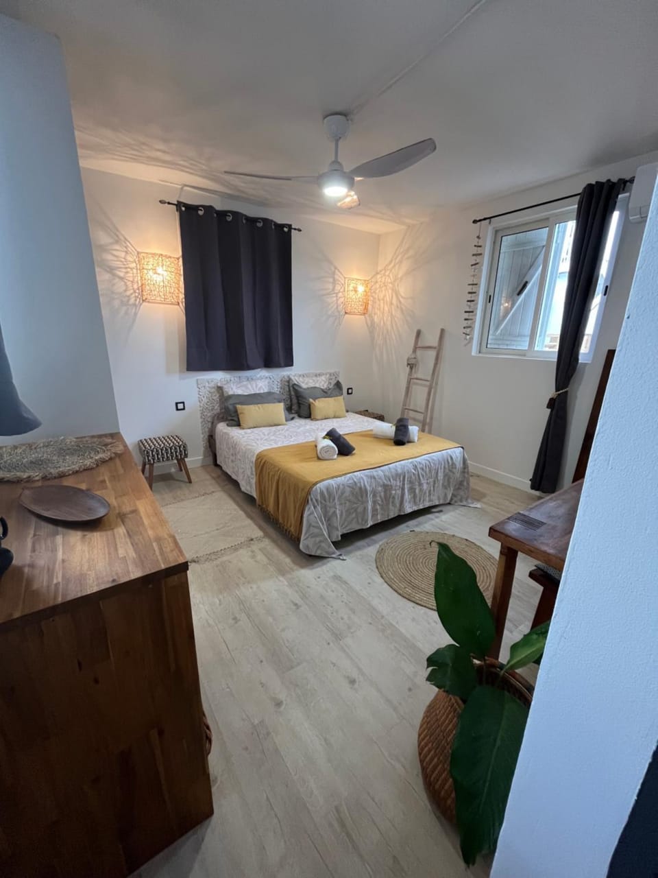 Photo of the whole room, Bedroom