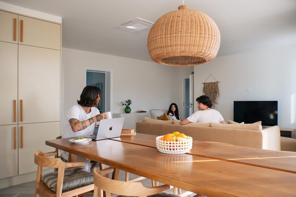 People, TV and multimedia, Living room, Food and drinks, Seating area, group of guests