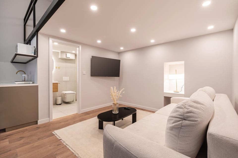 TV and multimedia, Living room, Seating area, Family, internet