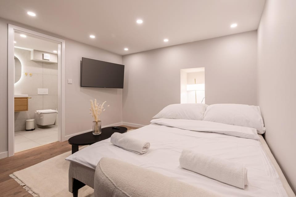 Bed, TV and multimedia, Living room, Photo of the whole room, Bedroom, towels