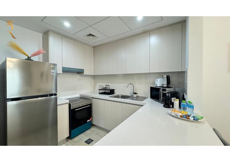 Coffee/tea facilities, Kitchen or kitchenette, stove
