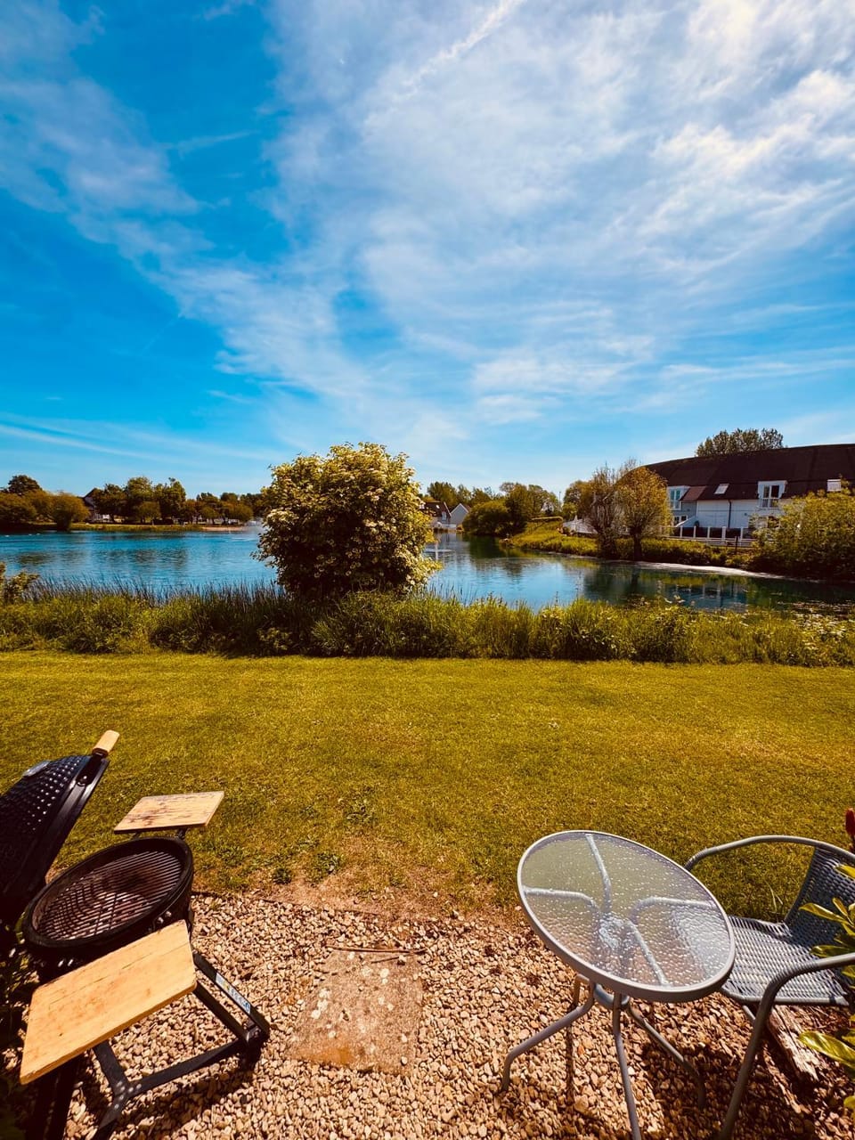 Barneys Retreat - Lakeside Getaway House in Cotswold District