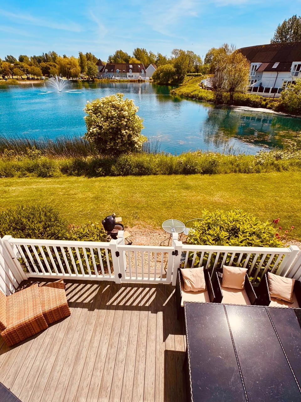 Barneys Retreat - Lakeside Getaway House in Cotswold District