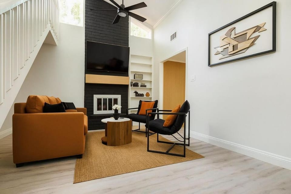 TV and multimedia, Living room, Seating area, fireplace