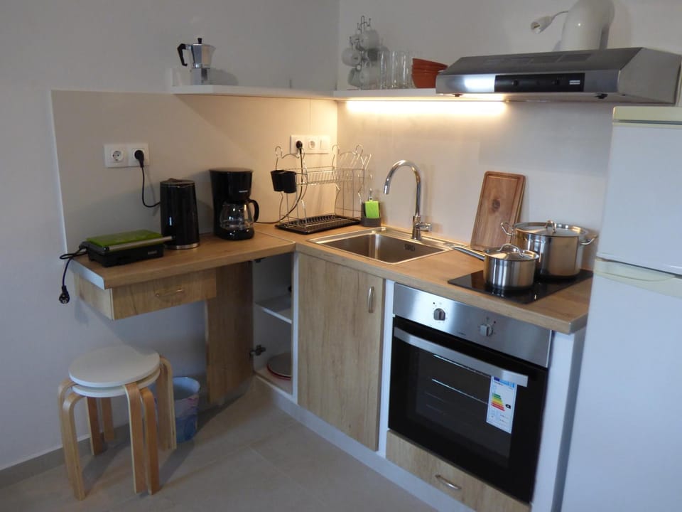 Coffee/tea facilities, Kitchen or kitchenette, oven, stove
