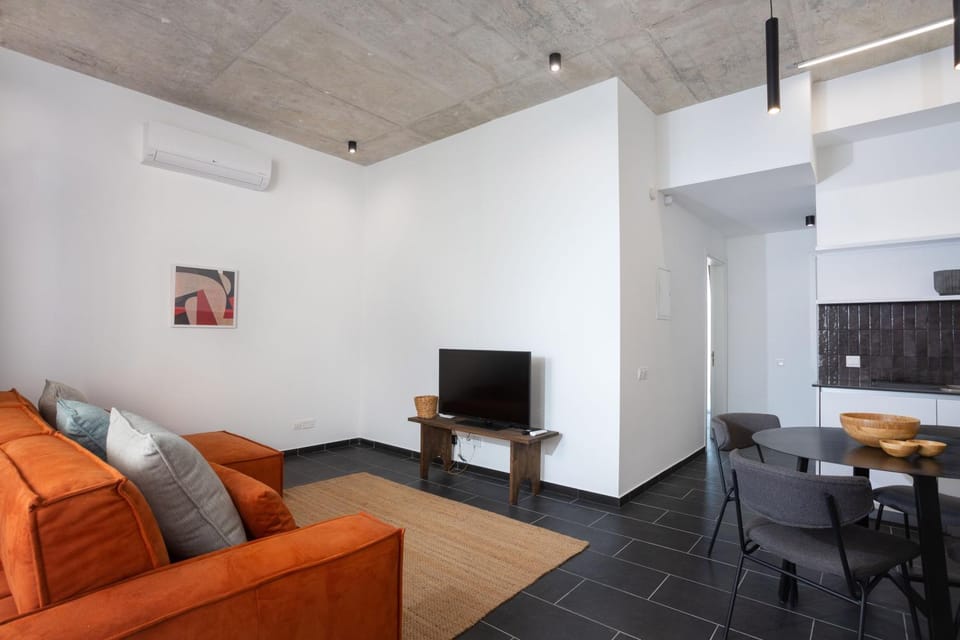 Communal lounge/ TV room, TV and multimedia, Kitchen or kitchenette, Living room, Seating area, Dining area