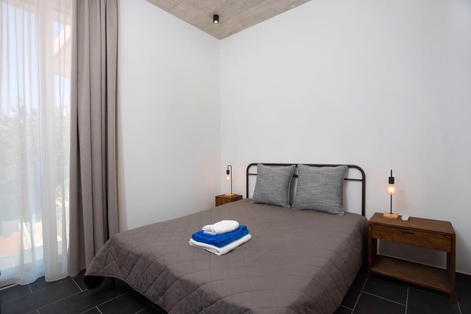 Bed, Photo of the whole room, Bedroom, towels