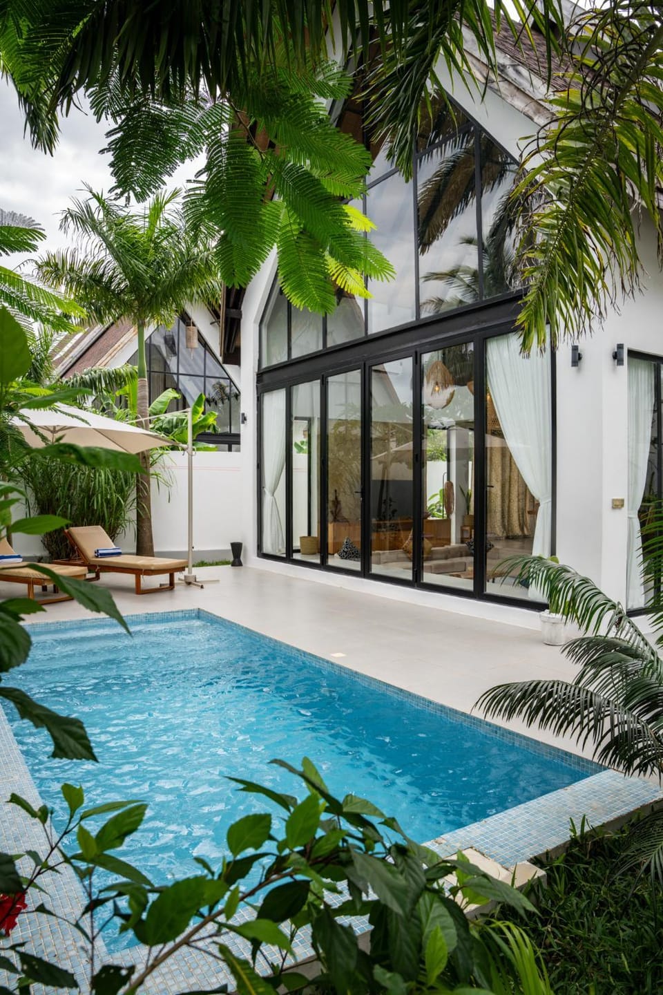 Property building, Patio, Day, Garden, Garden view, Pool view, Swimming pool, Swimming pool, sunbed