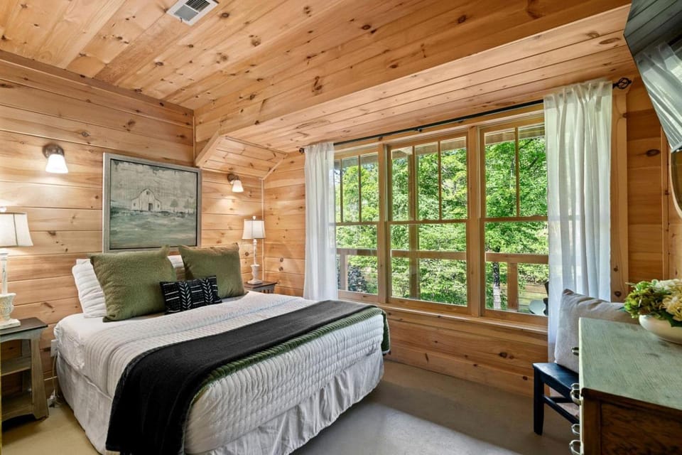 Incredible Riverfront Cabin Surrounded by Trees for an Unforgettable Escape in Nature in Blue Ridge, Georgia Cabin in Georgia