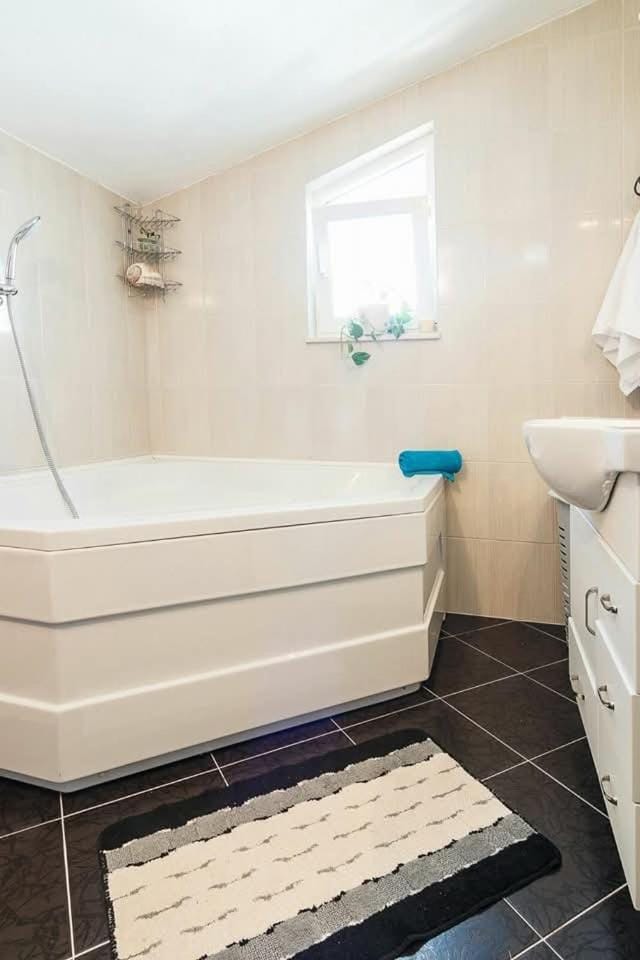 Bathroom, Bath, towels