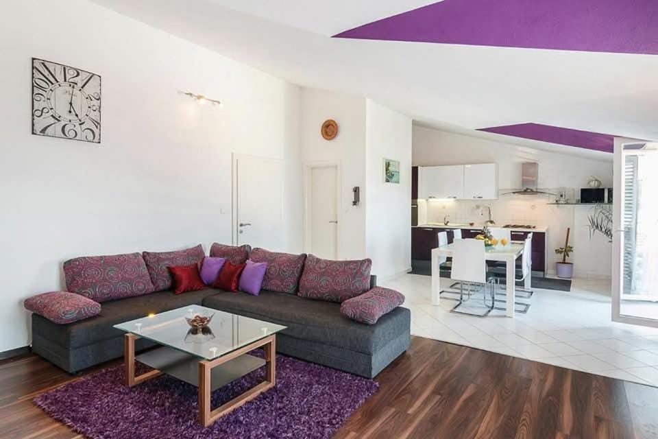 Living room, Dining area, pet friendly