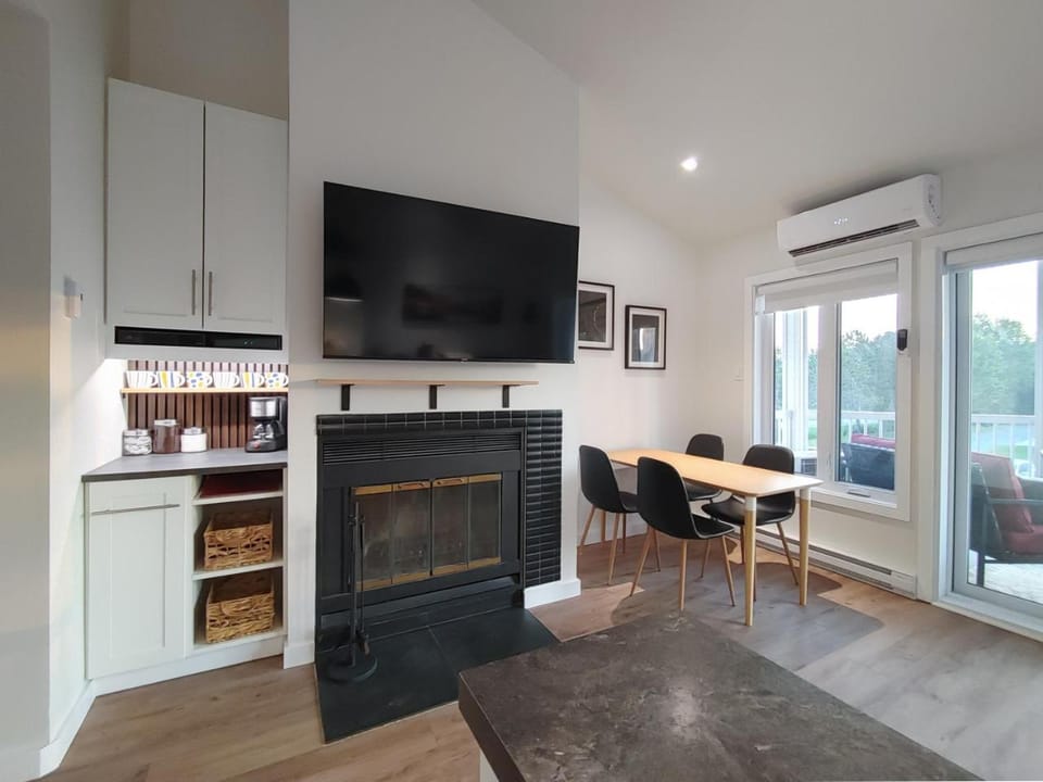 TV and multimedia, Dining area, fireplace, fireplace, air conditioner, air conditioner