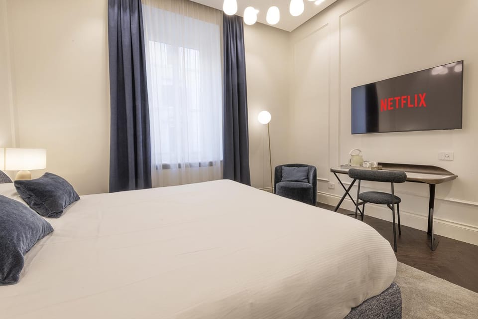 Bed, TV and multimedia, Photo of the whole room, Bedroom