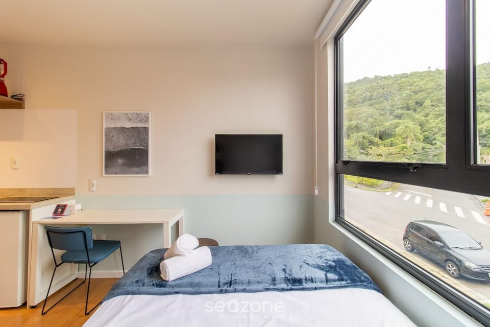 Bed, TV and multimedia, Bedroom