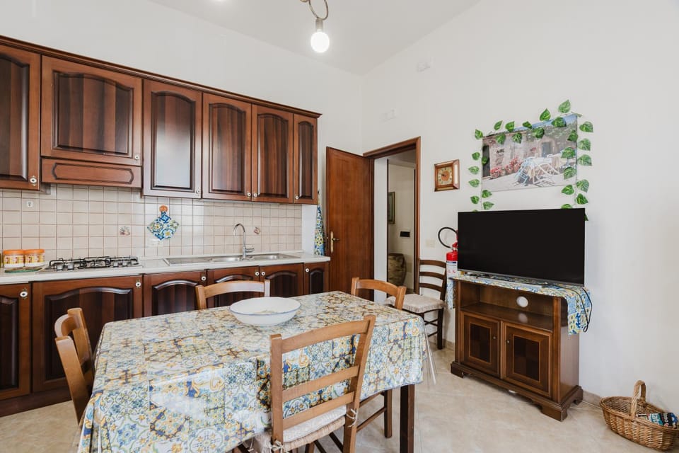 Property building, Kitchen or kitchenette, Living room