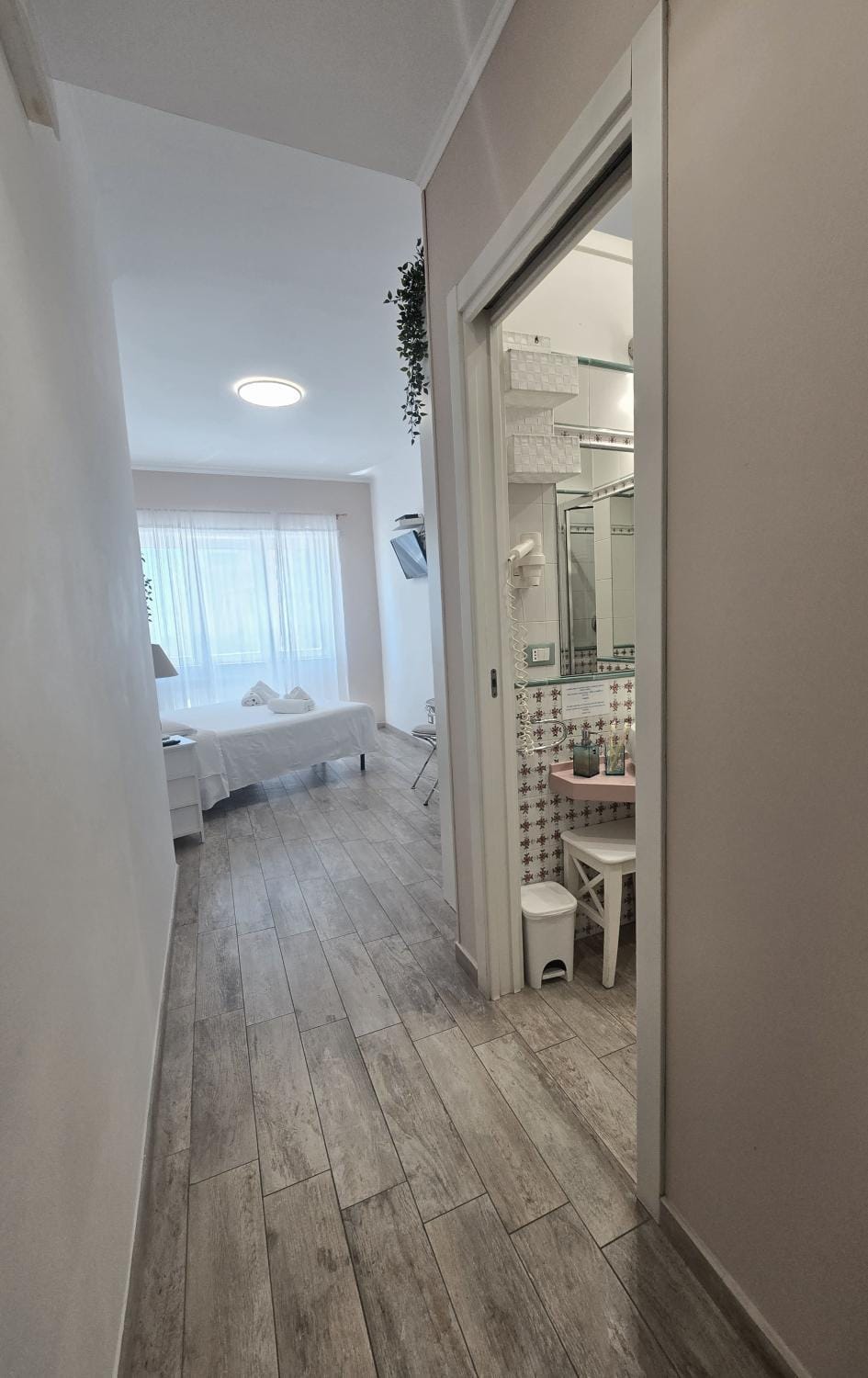 Photo of the whole room, Bedroom