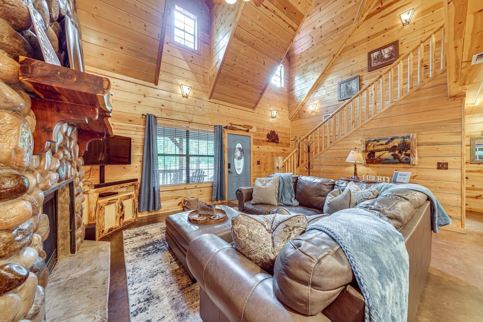 Near Choctaw Landing | 2 King Bedrooms | Game Loft House in Broken Bow