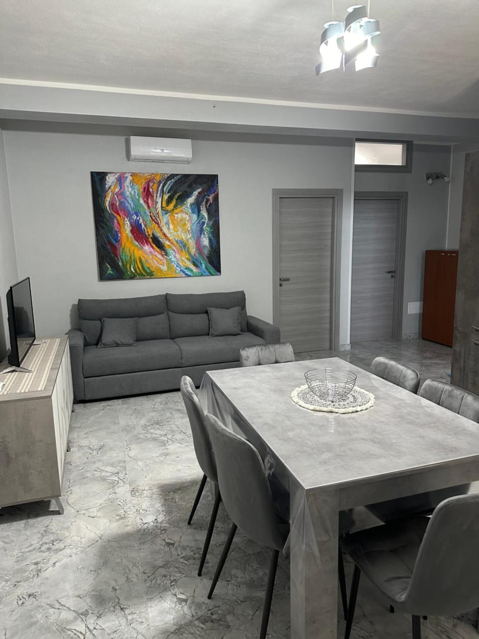 TV and multimedia, Living room, Seating area, Dining area, air conditioner