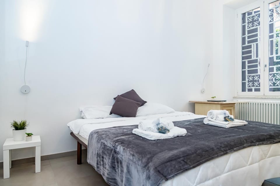 Bed, Photo of the whole room, Bedroom, towels