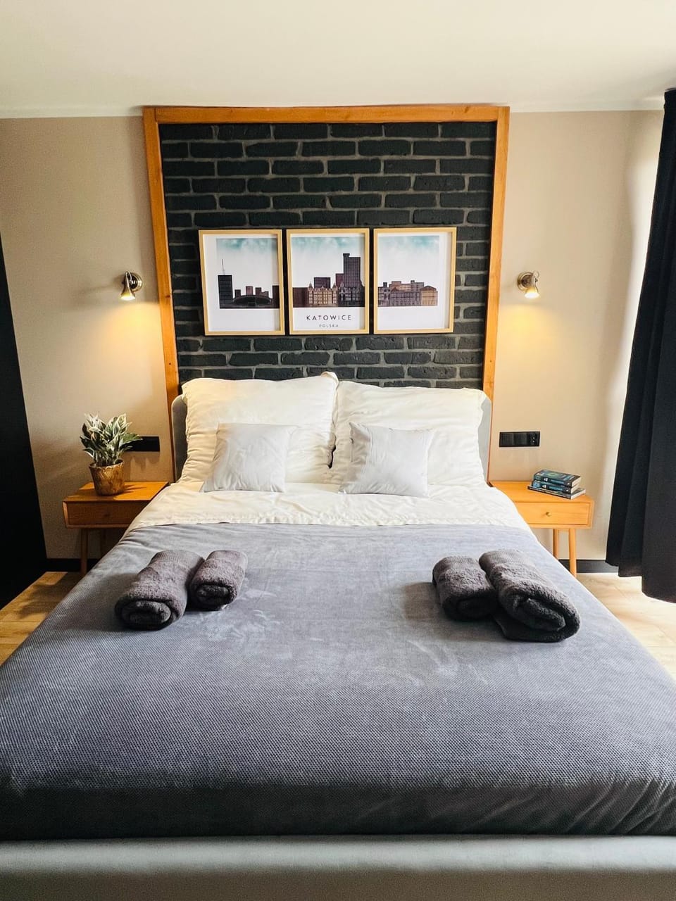 Bed, towels