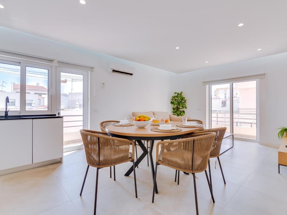 Kitchen or kitchenette, Living room, Seating area, Dining area, air conditioner