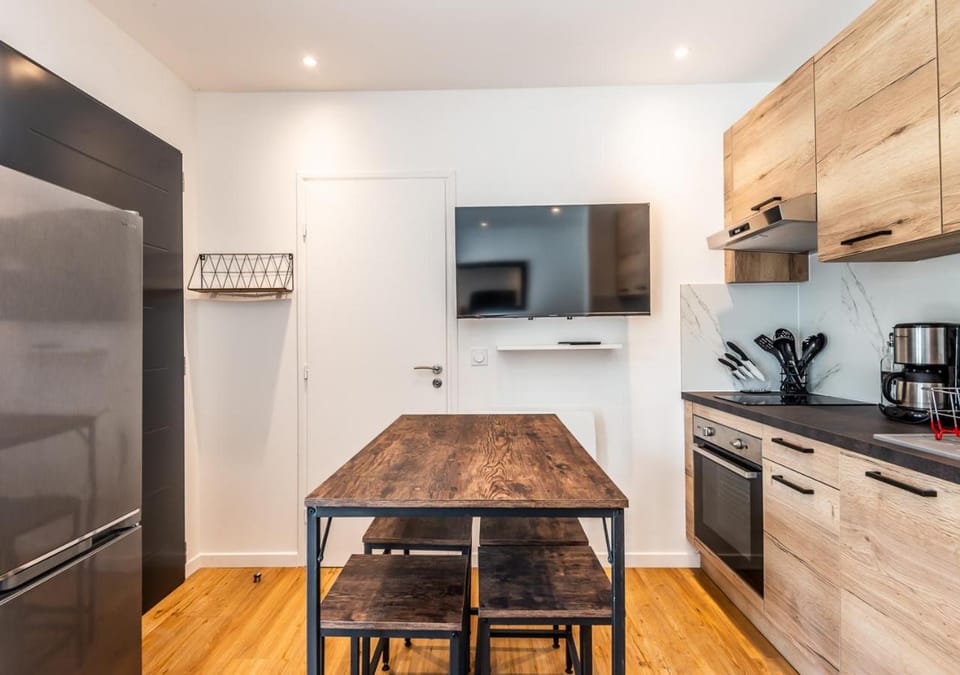 TV and multimedia, Dining area, oven, stove