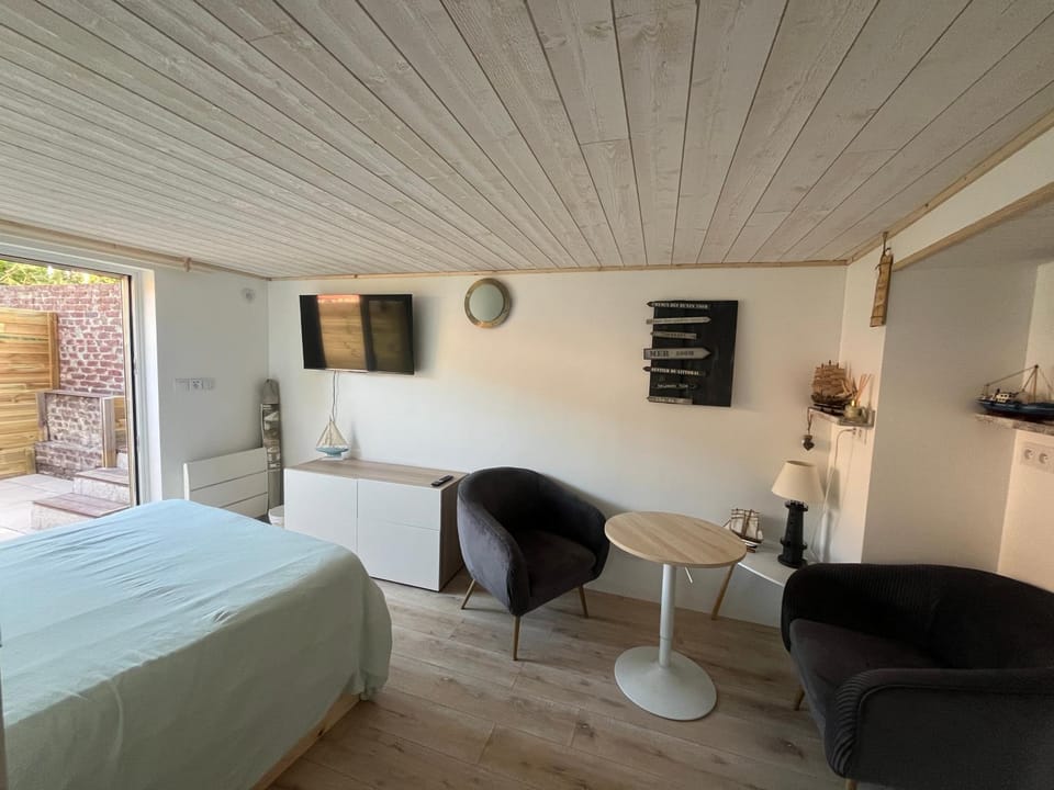 Photo of the whole room, Seating area