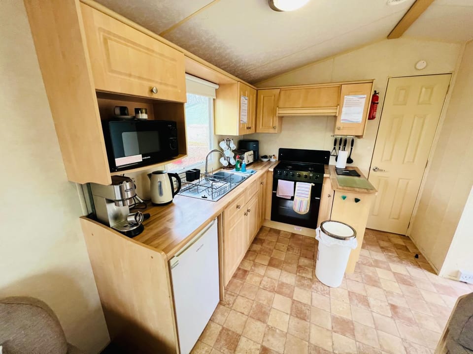 Coffee/tea facilities, microwave, oven, stove, kitchen