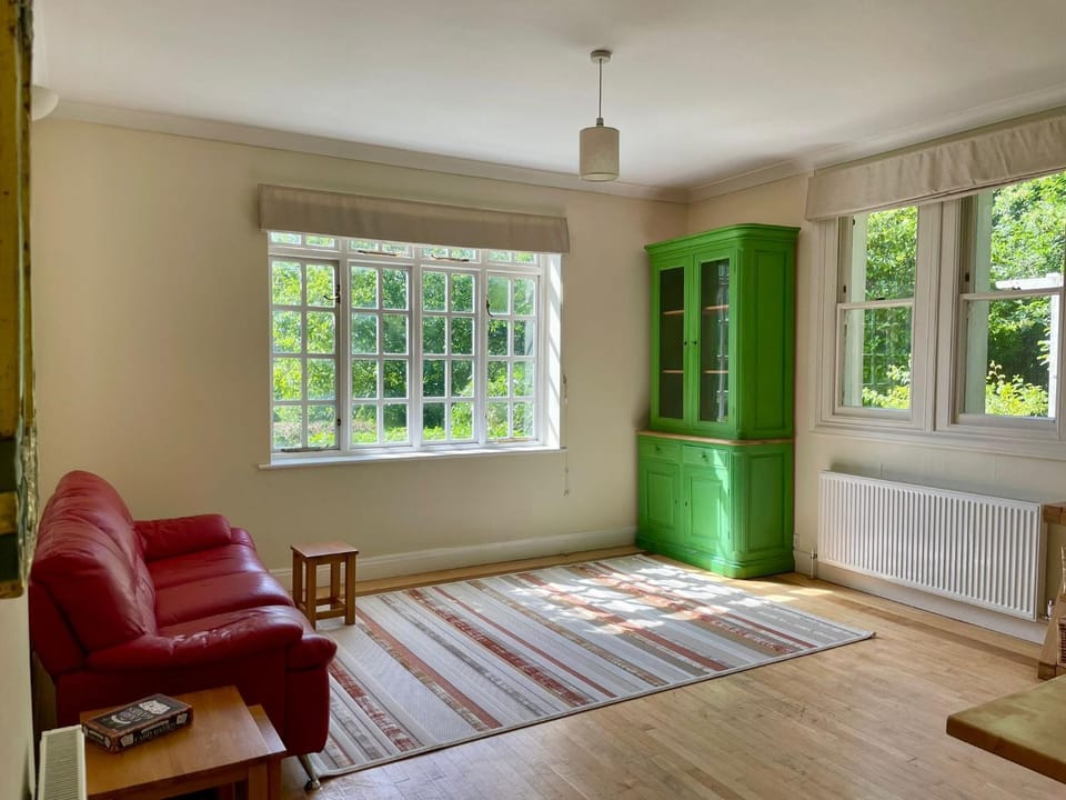 Hidden Surrey Retreat for Groups Families - Pass the Keys House in Runnymede District