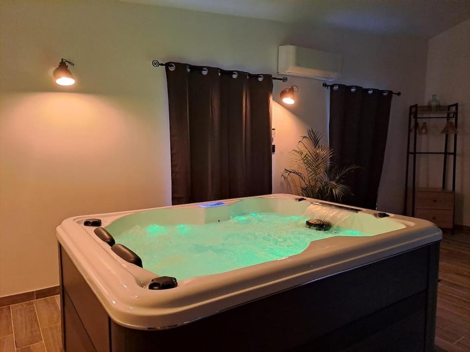 Maison chaleureuse avec jacuzzi interieur House in Provence-Alpes-Côte d'Azur