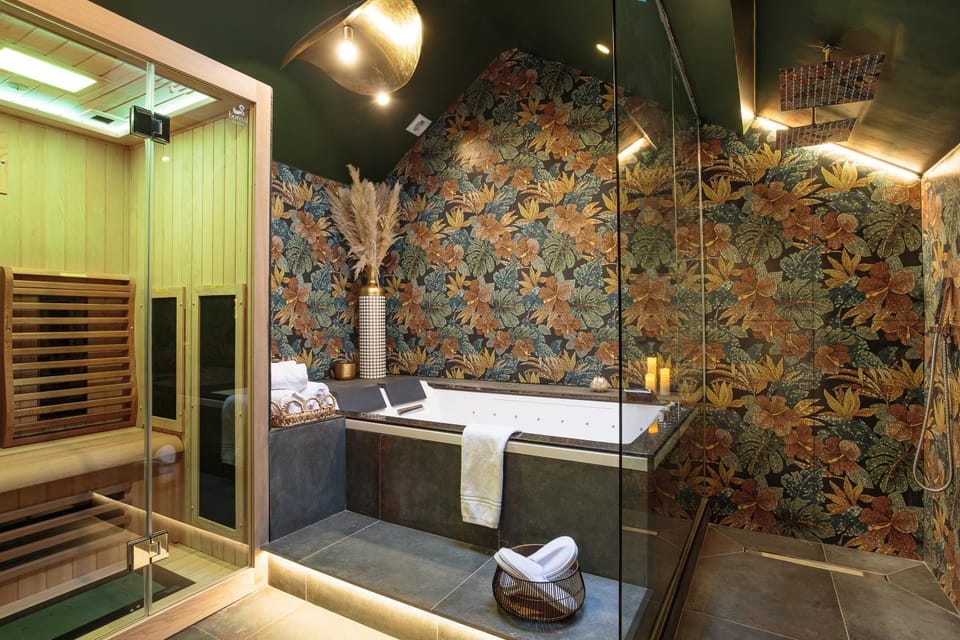 Shower, Hot Tub, Sauna, towels