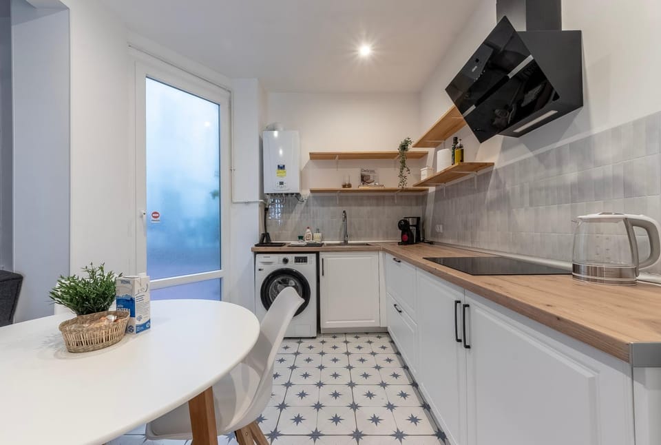 Kitchen or kitchenette, stove, washing machine