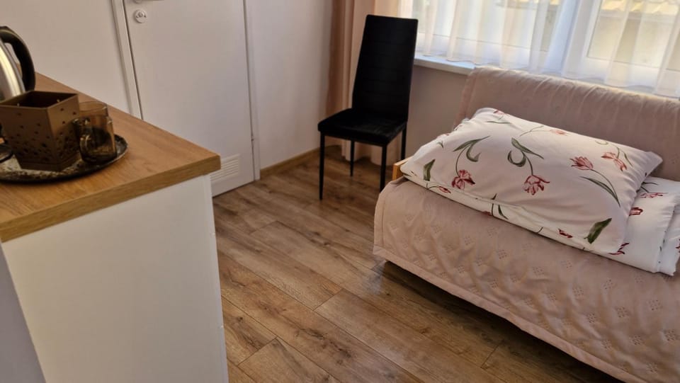 Kitchen or kitchenette, Photo of the whole room, Bedroom