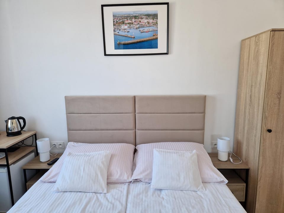 Photo of the whole room, Bedroom, wardrobe